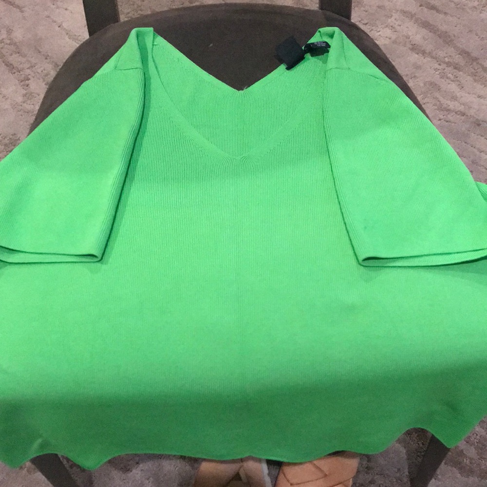 Stretch fitted v neck sweater